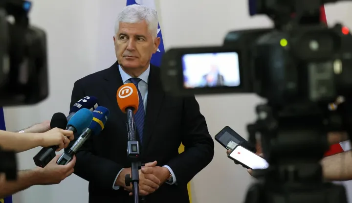 Mostar, 20.6.2025.- Predsjednik Hrvatskog narodnog sabora BiH Dragan ?ovi? izjavio je nakon 18. sjednice Predsjedni?tva Hrvatskog narodnog sabora Bosne i Hercegovine (HNS BiH) kako nema ustavnih mogu?nosti rekonstruirati Vije?e ministara BiH te zemlje, ali je pozvao vladaju?e stranke da makar otko?e europski put usvajanjem dvaju zakona u dr?avnom Parlamentu. Foto HINA/ FENA/Obrdalj Mario/ ua