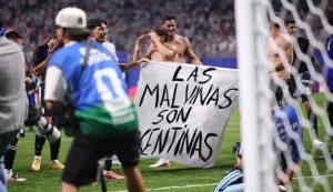 Međunarodna nogometna federacija (FIFA) je objavila kako istražuje incident u kojem su argentinski nogometa&scaron;i nakon polufinala Svjetskog prvenstva 2026. na terenu istaknuli transparent s natpisom "Malvinski otoci su argentinski".