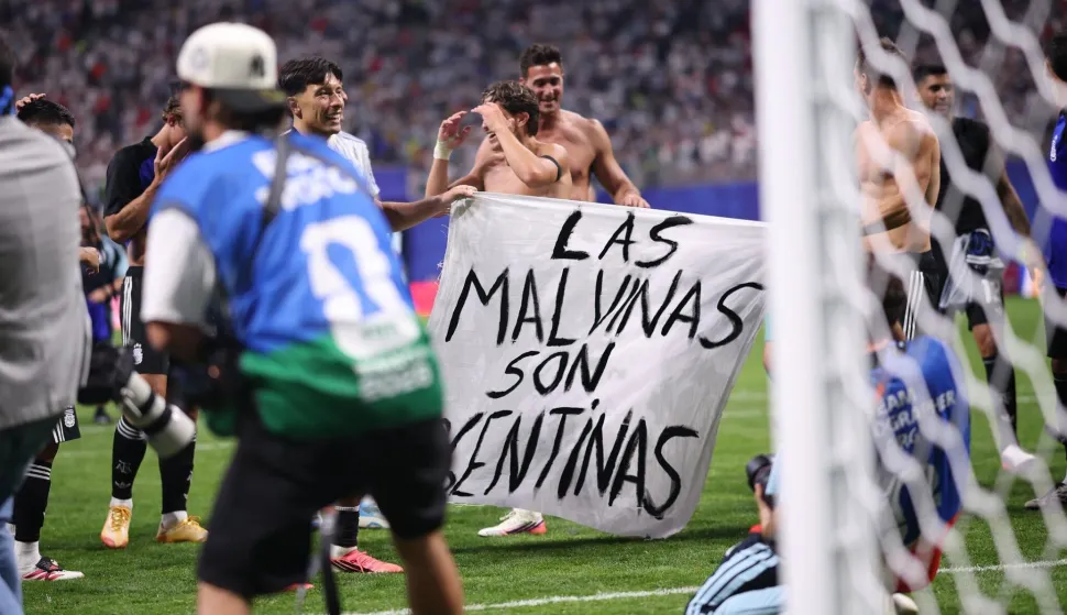 Međunarodna nogometna federacija (FIFA) je objavila kako istražuje incident u kojem su argentinski nogometa&scaron;i nakon polufinala Svjetskog prvenstva 2026. na terenu istaknuli transparent s natpisom "Malvinski otoci su argentinski".