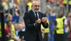 Spain's head coach Luis de la Fuente gestures during the 2026 World Cup round of 16 football match between Portugal and Spain at the Dallas Stadium in Arlington on July 6, 2026. (Photo by Paul ELLIS/AFP)