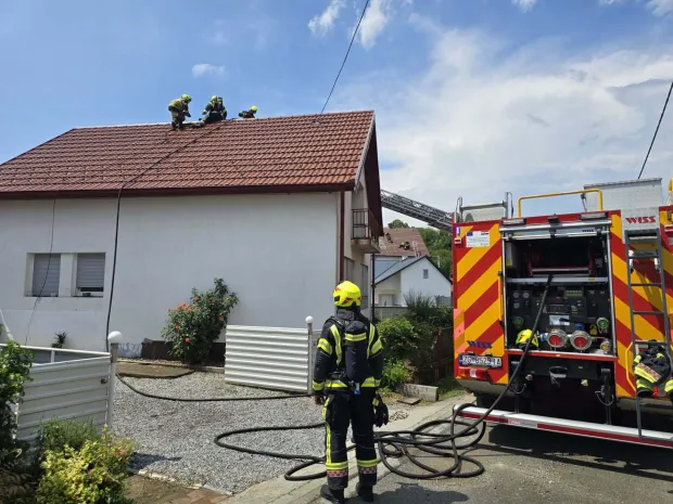 Grom zapalio tri krovi&scaron;ta u Vidovcima kod Požege