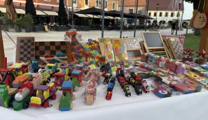 VINKOVCIU povodu Dana grada Vinkovaca u parku na Trgu bana &Scaron;okčevića u organizaciji Vukovarsko-srijemske županije održan je 2. Sajam tradicijskih rukotvorina "Ba&scaron;tina za sutra" na kojemu su posjetitelji u subotnje predvečerje mogli uživati u bogatstvu ručnih radova, starinskih zanata i obrta, domaćih proizvoda.srpanj 2026.
