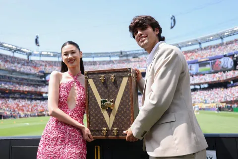 EAST RUTHERFORD, NEW JERSEY - JULY 19: Carlos Alcaraz and Hoyeon present the Louis Vuitton trophy trunk containing the FIFA World Cup Winner?s Trophy before the FIFA World Cup 2026 Final match between Spain and Argentina at New York New Jersey Stadium on July 19, 2026 in East Rutherford, New Jersey. Dan Mullan/Getty Images/AFP (Photo by Dan Mullan/GETTY IMAGES NORTH AMERICA/Getty Images via AFP)