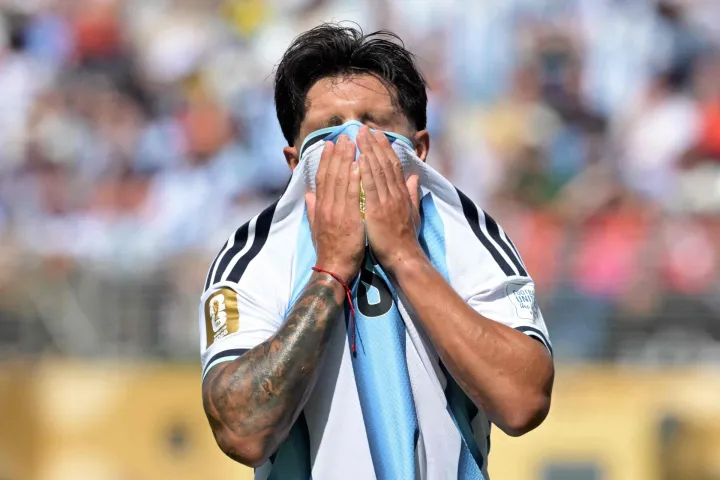 Argentina's defender #06 Lisandro Martinez leaves the pitch during the 2026 World Cup football tournament final match between Spain and Argentina at the New York/New Jersey Stadium in East Rutherford on July 19, 2026. (Photo by JUAN MABROMATA/AFP)
