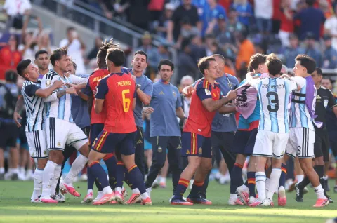 EAST RUTHERFORD, NEW JERSEY - JULY 19: Players scuffle after the FIFA World Cup 2026 Final match between Spain and Argentina at New York New Jersey Stadium on July 19, 2026 in East Rutherford, New Jersey. Lars Baron/Getty Images/AFP (Photo by Lars Baron/GETTY IMAGES NORTH AMERICA/Getty Images via AFP)