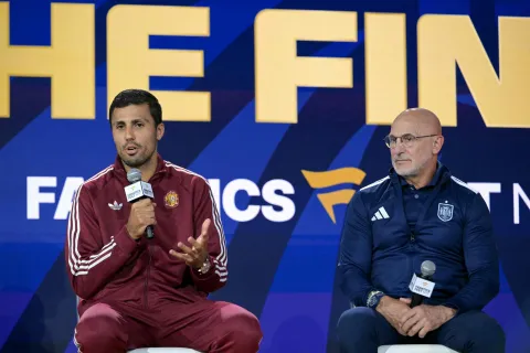 Spain's midfielder #16 Rodri (L) speaks to fans next to head coach Luis de la Fuente at the Javits Center in New York on July 17, 2026, two days ahead of the 2026 World Cup football tournament final match between Spain and Argentina. (Photo by JUAN MABROMATA/AFP)