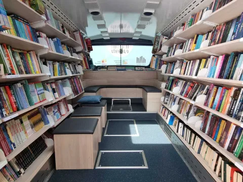 VINKOVCIGradska knjižnica i čitaonica Vinkovci, u sklopu proslave Dana grada Vinkovaca, proslavila je dva desetljeća rada Bibliobusne službe u Vukovarsko-srijemskoj županiji i tom je prigodom predstavljena monografija "Kultura u pokretu: 20 godina Bibliobusne službe Vukovarsko-srijemske županije".SRPANJ 2026.