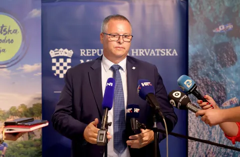 Zadar, 040822. Predsjednik Vlade Andrej Plenkovic i clanovi Vlade sastali su se s predstavnicima turistickog sektora, zupanima priobalnih zupanija i gospodarstvenicima. Razgovarali su o dosadasnjim turistickim rezultatima i daljnjim planovima za turisticku sezonu.Na fotografiji Kristjan StanicicFoto: HINA/Zvonko KUCELIN