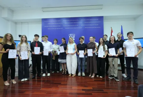 Zagreb,22.07.2026 - Ministarstvo znanosti, obrazovanja i mladih dodijelilo je nagrade najuspje&scaron;nijim maturantima, koji su nagrađeni novčanim iznosom od 350 eura i posebnim priznanjima. Tom prigodom su dodijeljene i Nagrada Soljačić u iznosu od 5.000 američkih dolara te Nagrade dr. Ante Žužul za iznimne rezultate na državnoj maturi iz Hrvatskoga jezika i Povijesti. Nagrade je uručio ministar znanosti, obrazovanja i mladih Radovan Fuchs zajedno s utemeljiteljima nagrada.Foto HINA/Tomislav Pavlek/tp