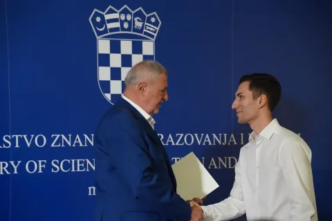 Nagrada dr. sc. Ante Žužuldr. sc. Ante Žužul dodjeljuje nagradu Mislavu Dujaku