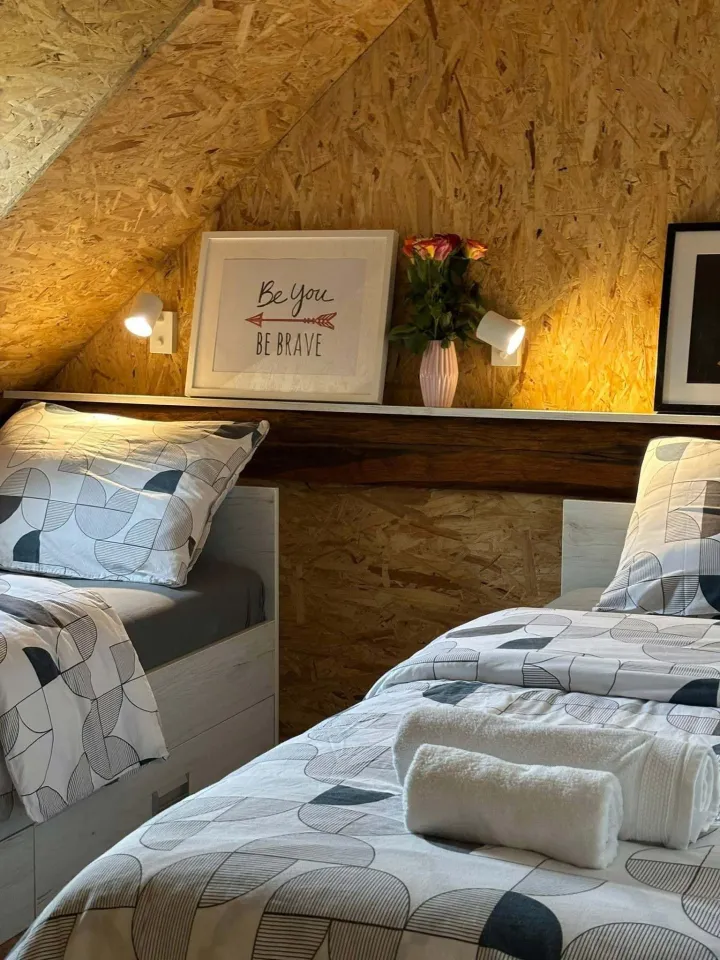 U samom smo srcu turističke sezone koja, iako opterećena iznimno složenom geopolitičkom situacijom i s njom povezanim recesijskim procesima koji slabe kupovnu moć, zasad pokazuje vrlo dobre rezultate.