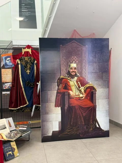 U izložbenom prostoru Gradske knjižnice i čitaonice Gradski muzej Vinkovci je otvorio izložbu "1100 godina Hrvatskog Kraljevstva/tragovi i odjeci milenijske proslave na istoku Hrvatske"