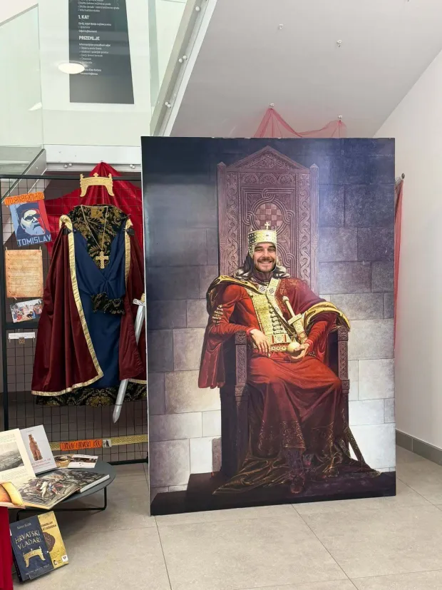 U izložbenom prostoru Gradske knjižnice i čitaonice Gradski muzej Vinkovci je otvorio izložbu "1100 godina Hrvatskog Kraljevstva/tragovi i odjeci milenijske proslave na istoku Hrvatske"
