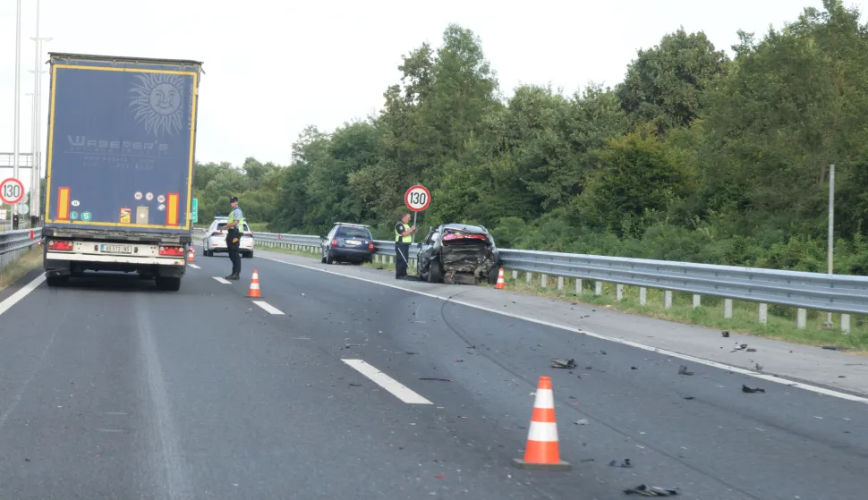 24.07.2026., Luzan - U sudaru dvaju vozila koji se u petak oko 14.30 sati dogodio na juznoj kolnickoj traci autoceste A3, u blizini cvora Luzani, poginulo je jedno dijete. Jos jedna osoba tesko je ozlijedjena i zadrzana na lijecenju u bolnici u Slavonskom Brodu, dok su dvije osobe lakse ozlijedjene. Zbog ocevida promet se odvija usporeno, a stvorila se kolona duga oko cetiri kilometra. Photo: Emica Elvedji/PIXSELL
