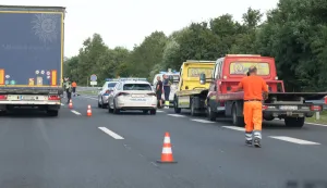 24.07.2026., Luzan - U sudaru dvaju vozila koji se u petak oko 14.30 sati dogodio na juznoj kolnickoj traci autoceste A3, u blizini cvora Luzani, poginulo je jedno dijete. Jos jedna osoba tesko je ozlijedjena i zadrzana na lijecenju u bolnici u Slavonskom Brodu, dok su dvije osobe lakse ozlijedjene. Zbog ocevida promet se odvija usporeno, a stvorila se kolona duga oko cetiri kilometra. Photo: Emica Elvedji/PIXSELL