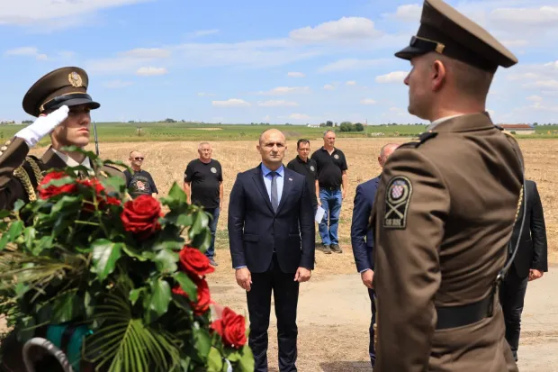 Polaganjem vijenaca i paljenjem svijeća u subotu je obilježena 35. obljetnica pogibije &scaron;est pripadnika 1. gardijske brigade "Tigrovi", a potpredsjednik Vlade i ministar hrvatskih branitelja Tomo Medved kazao je da svi imamo obavezu podsjećati na istinu o stvaranju i obrani Hrvatske.