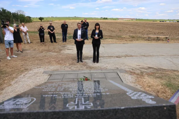 Polaganjem vijenaca i paljenjem svijeća u subotu je obilježena 35. obljetnica pogibije &scaron;est pripadnika 1. gardijske brigade "Tigrovi", a potpredsjednik Vlade i ministar hrvatskih branitelja Tomo Medved kazao je da svi imamo obavezu podsjećati na istinu o stvaranju i obrani Hrvatske.