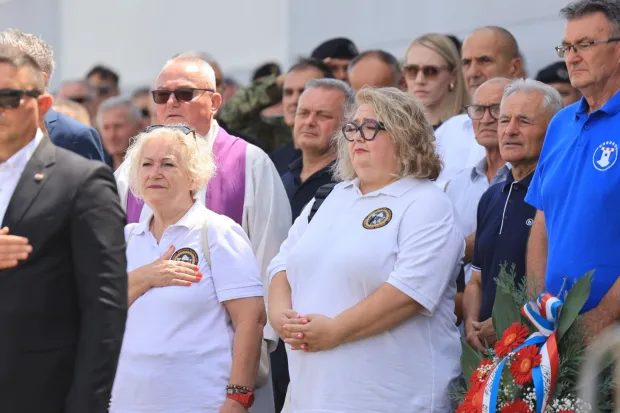 Polaganjem vijenaca i paljenjem svijeća u subotu je obilježena 35. obljetnica pogibije &scaron;est pripadnika 1. gardijske brigade "Tigrovi", a potpredsjednik Vlade i ministar hrvatskih branitelja Tomo Medved kazao je da svi imamo obavezu podsjećati na istinu o stvaranju i obrani Hrvatske.