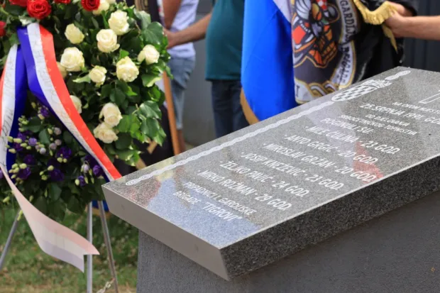 Polaganjem vijenaca i paljenjem svijeća u subotu je obilježena 35. obljetnica pogibije &scaron;est pripadnika 1. gardijske brigade "Tigrovi", a potpredsjednik Vlade i ministar hrvatskih branitelja Tomo Medved kazao je da svi imamo obavezu podsjećati na istinu o stvaranju i obrani Hrvatske.