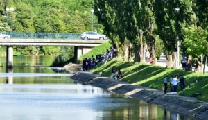 crna...vinkovci...17.05.2017.nedaleko "starog mosta" preko bosuta u sredistu grada u pokusaju preplivavanja rijeke utopila se starija muska osoba - ocevid; stotinjak metara blize mostu maturanti imaju svoje vec tradicionalno mjesto za okupljanje i proslavu maturefoto Gordan Panić