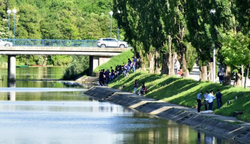 crna...vinkovci...17.05.2017.nedaleko "starog mosta" preko bosuta u sredistu grada u pokusaju preplivavanja rijeke utopila se starija muska osoba - ocevid; stotinjak metara blize mostu maturanti imaju svoje vec tradicionalno mjesto za okupljanje i proslavu maturefoto Gordan Panić