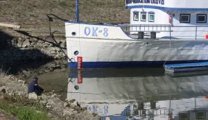 Osijek, 18. 10. 2022, Zimska luka. Lijepo vrieme, bablje ljeto je izmamilo ovog ribica na Dravu. Slobodnjak. snimio GOJKO MITIĆ