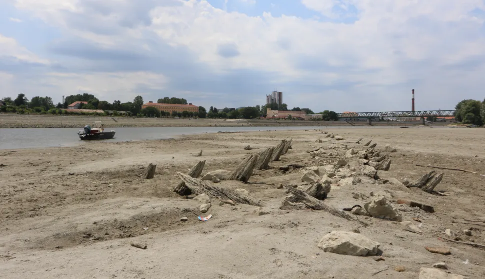 Osijek, 11. 07. 2026, Poviesno nahniži vodostaj Drave, Drava Lijev i desna obala, Podravlje, kod Tvrđe, Pampas.snimio GOJKO MITIĆ