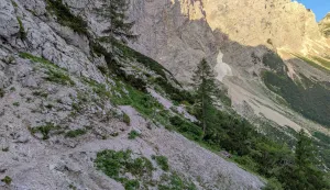 27.6.2022., Triglav - Triglav sa svojih 2864 metra je najvisi vrh Slovenije i Julijskih Alpa. Prvi put osvojio ga je 1778. godine Jakob Aljaz, slovenski domoljub, planinar, skladatelj, pjesnik i zunik te je postavio stup koji sluzi kao skloniste te se danas zove Aljazev stolp. 350 metara nize nalazi se Kredarica, najveci planinarski dom u Sloveniji, a u sklopu njega postavljena je i metereoloska postaja. Do vrha ima nekoliko staza od kojih nekoliko pocinje kod Aljazevog doma na skoro tisucu metara nadmorske visine. Za uspon putem Pot cez Prag planinarima u prosjeku treba sest sati. Ima nekoliko izlozenih dijelova gdje se ide via ferrata, putem osiguranim klinovima i sajlama. Nejc Kuhar popeo se zajedno s Luko Kovacicem istim putem za sat i 29 minuta.Danas silueta Triglava krasi grb Republike Slovenije. Photo: Slaven Branislav Babic/PIXSELL