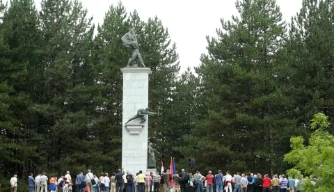 27.07.2014., Srb - Kod spomenka u Srbu polaganjem vjienaca obiljezena je obljetnica Dana ustanka naroda Like. Vijence su polozili Stjepan Mesic, Milorad Pupovac te brojne udruge i institucije. Istovremeno nekoliko stotina metara dalje okupilo se stotinjak prosvjednika prosvjedujuci protiv obiljezavanja ustanka pustajuci Thopmsonove pjesme na razglasu. Photo: Dino Stanin/PIXSELL