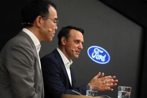Victor Yang Xueliang (L), senior vice president of Geely Holding Group (L) and Jim Baumbick, president at Ford of Europe, hold a joint press conference at the Ford factory in Almussafes, near Valencia on July 23, 2026. (Photo by JOSE JORDAN/AFP)