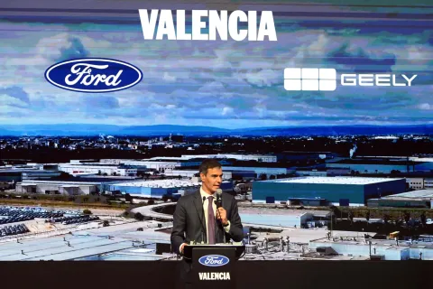 Spain's Prime Minister Pedro Sanchez delivers a speech during a press conference at the Ford factory in Almussafes, near Valencia on July 23, 2026. US automaker Ford announced today that it plans to create a joint venture with Chinese group Geely at its struggling Spanish plant in Valencia, which will produce four additional models for both companies. (Photo by JOSE JORDAN/AFP)