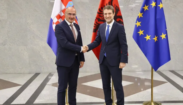 Ministar vanjskih i europskih poslova Gordan Grlić Radman u ponedjeljak je tijekom posjeta Tirani čestitao Albaniji na "izvanrednom napretku" na europskom putu, naglasiv&scaron;i da će joj Hrvatska i dalje pomagati u tom procesu. 