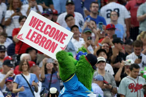 PHILADELPHIA, PENNSYLVANIA - JULY 24: The Phillie Phanatic welcomes LeBron James to Philadelphia during a game between the Philadelphia Phillies and the New York Yankees at Citizens Bank Park on July 24, 2026 in Philadelphia, Pennsylvania. Emilee Chinn/Getty Images/AFP (Photo by Emilee Chinn/GETTY IMAGES NORTH AMERICA/Getty Images via AFP)