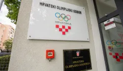 hrvatski olimpijski odborIstražitelji USKOK-a u HOO-uZagreb, 23.07.2026. - Istražitelji USKOK-a dovode glavnog tajnika HHO-a Sini&scaron;u Krajača na pregled prostorija HOO-a u Odranskoj ulici. foto HINA/ Luka &Scaron;ANGULIN/ tm