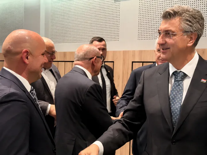Župan Vukovarsko-srijemske županije Ivan Bosančić nazočio je danas u Ora&scaron;ju svečanosti uručivanja Ugovora o financiranju u sklopu "Programa potpore Hrvatima u Bosni i Hercegovini" za 2026. godinu, koji provodi Ministarstvo regionalnoga razvoja i fondova Europske unije. 