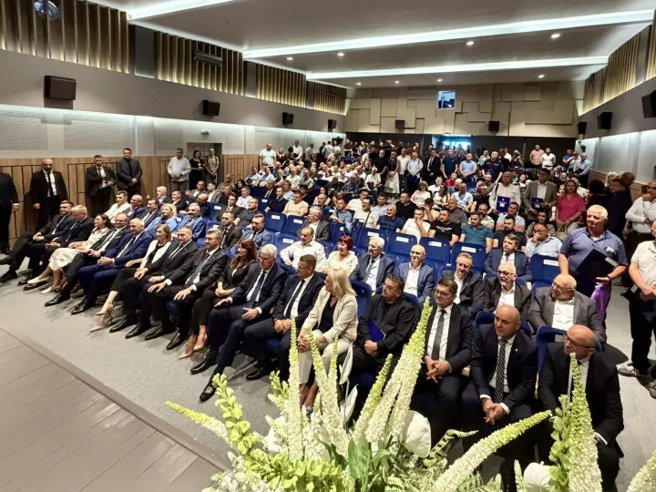 Župan Vukovarsko-srijemske županije Ivan Bosančić nazočio je danas u Ora&scaron;ju svečanosti uručivanja Ugovora o financiranju u sklopu "Programa potpore Hrvatima u Bosni i Hercegovini" za 2026. godinu, koji provodi Ministarstvo regionalnoga razvoja i fondova Europske unije. 