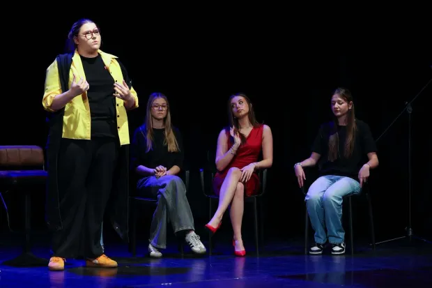 Nika Krolo (žuti sako) u godi&scaron;njoj produkciji Dramskog studija za srednjo&scaron;kolce Dječjeg kazali&scaron;ta Branka Mihaljevića Osijek