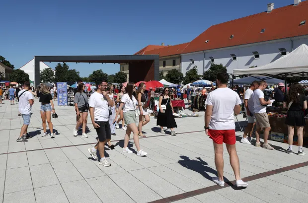 Osijek, 04. 07. 2026., Trg V. Lisinskog, Sajam antikviteta, srpanj, 2026,SNIMIO BRUNO JOBST