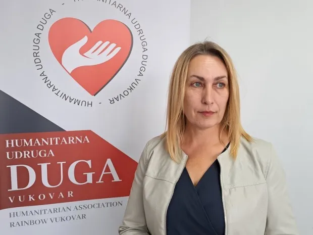 VUKOVARHumanitarna udruga Duga Vukovar, koja preko socijalne samoposluge svakodnevno pomaže građanima u potrebi, osobama starije životne dobi i obiteljima slabijeg imovnog statusa, kao i ostale slične udruge, za ljetnih mjeseci bilježi smanjenje donacija iako su potrebe korisnika iste.Predsjednica Udruge Tamara Mikulić srpanj 2026.