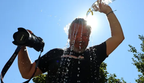 Osijek, 31. 07. 2026, Vrućina, toplotni val, ljudi se ne razne načeine &scaron;tite od vručine, uirovljenik na popratku iz trgovine sklanja se u hladovinu, radnici koji rade na otvorenom, piju puno tekućine, i terase kafića su prazne u najtoplije m dijelu dana... Evo i kako frotoreprteri Glasa preživljavaju vrućine i toplotni val....ilustracije, slobodnjaci.snimio GOJKO MITIĆ