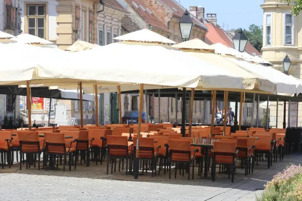 Osijek, 31. 07. 2026, Vrućina, toplotni val, ljudi se ne razne načeine &scaron;tite od vručine, uirovljenik na popratku iz trgovine sklanja se u hladovinu, radnici koji rade na otvorenom, piju puno tekućine, i terase kafića su prazne u najtoplije m dijelu dana... ilustracije, slobodnjaci.snimio GOJKO MITIĆ