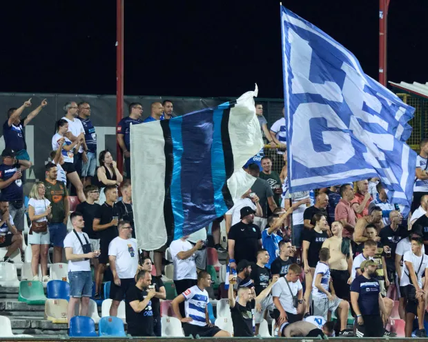 Velika Gorica, 01.08.2026. - Na Gradskom stadionu u Velikoj Gorici odigrana je utakmica 1. kola Hrvatske nogometne lige između Gorice i Osijeka.Na fotografiji navijači Osijeka.foto HINA/ Edvard &Scaron;U&Scaron;AK /es