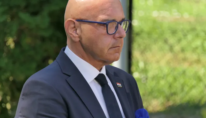 U&scaron;tica, 02.08.2026. - Na romskom memorijalnom groblju u U&scaron;tici pokraj Jasenovca u subotu je obilježen Međunarodni dan sjećanja na romske žrtve genocida (Samudaripen). Tom je prigodom otvoren i Park mira i prijatelja Roma "Amare, amale". Na fotografiji Alen Ružić. foto HINA/ Nikola Blažeković/ ml