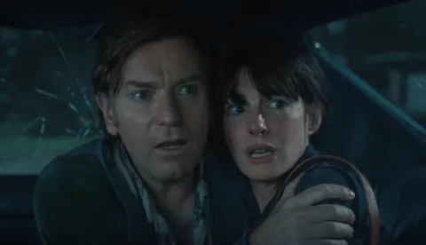 kraj hrastove uliceU glavnim su ulogama Ewan McGregor i Anne Hathaway