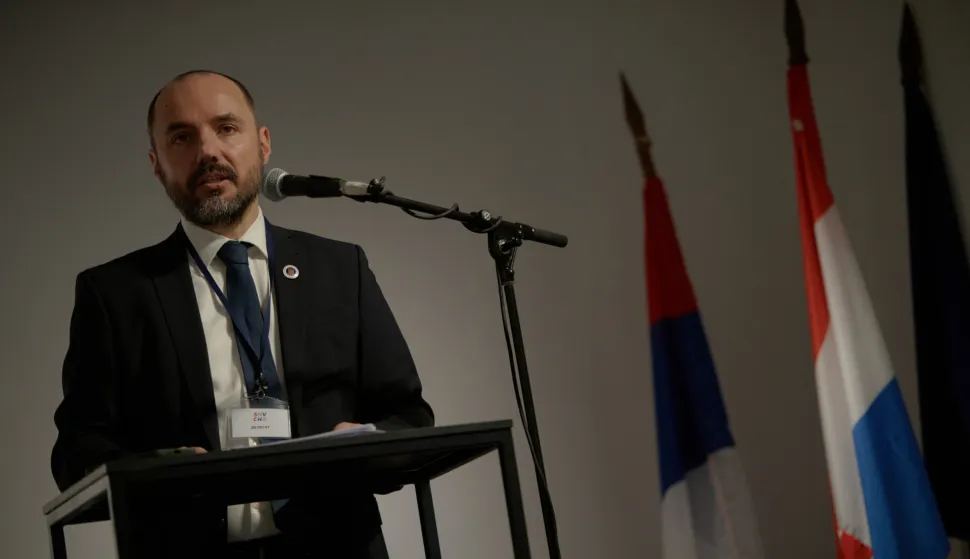 Zagreb, 01.03.2025. - Boris Milo&scaron;ević izabran je za novog predsjednika Srpskog narodnog vijeća (SNV) odlučeno je u subotu na Skup&scaron;tini, gdje je Milo&scaron;ević naglasio važnost borbe za manjinska prava i jednakost Srba u Hrvatskoj te zahvalio dosada&scaron;njem predsjedniku Miloradu Pupovcu na 28-godi&scaron;njem angažmanu. Na fotografiji skup&scaron;tina SNV-a, Boris Milo&scaron;ević. foto HINA/ SNV/ Sandro Lendler/ ml