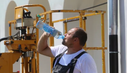 Osijek, 31. 07. 2026, Vrućina, toplotni val, ljudi se ne razne načeine &scaron;tite od vručine, uirovljenik na popratku iz trgovine sklanja se u hladovinu, radnici koji rade na otvorenom, piju puno tekućine, i terase kafića su prazne u najtoplije m dijelu dana... ilustracije, slobodnjaci.snimio GOJKO MITIĆ