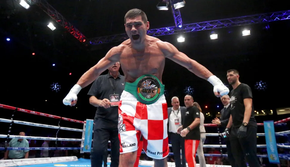 Zagreb, 08.09.2018. - Hrvatski profesionalni boksač Filip Hrgović osvojio je naslov interkontinentalnog prvaka u te&scaron;koj kategoriji po verziji WBC zahvaljujući pobjedi nokautom u trećoj rundi protiv Amerikanca Amira Mansoura u zagrebačkoj Areni. Na slici Filip Hrgović slavi sa pojasom WBC-a.foto HINA/ Daniel KASAP/ ua