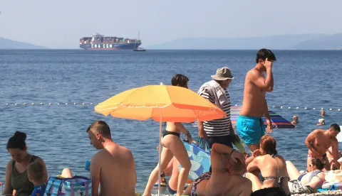 Rijeka, 14.06.2025 - Iako je do kalendarskog ljeta preostalo jo&scaron; sedam dana, visoke temperature privukle su riječane i njihove koćne ljubimce na plažu Morsko prasac na Kantridi koja se nalazi ispred Stadiona Kantrida.foto HINA/ Miljenko KLEPAC/ ds