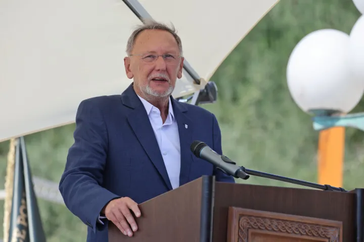 Maslenica, 03.08.2026. - Potpredsjednik Vlade RH i ministar unutarnjih poslova dr. sc. Davor Božinović prisustvovao je jedinstvenom sportskom događaju odmjeravanja vlastitih snaga pripadnika specijalnih i interventnih jedinica policije - Kajak kup POSKOK 3 na rijeci Zrmanji. Kajak kup - POSKOK 3, jedinstveni sportski događaj odmjeravanja vlastitih snaga pripadnika specijalnih i interventnih jedinica policije. Ove godine natjecalo se 35 posada policije iz svih krajeva Hrvatske i ATLAS mreže. Kajak kup POSKOK 3 održava se u suorganizaciji Riva Rafting Centra, Zrmanja Adventures Festivala i Policijske uprave zadarske - Interventne jedinice policije Poskoci pod pokroviteljstvom Ministarstva unutarnjih poslova.Na fotografiji: Potpredsjednik Vlade RH i ministar unutarnjih poslova dr. sc. Davor Božinović Foto: HINA/Zvonko KUCELIN