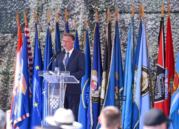 05.08.2026., Knin &ndash; Na stadionu NK Dinara odrzava se sredisnja svecanost obiljezavanja 31. obljetnice VRO Oluja. Dio programa s kninske tvrdjave, ukljucujuci tradicionalnu ceremoniju podizanja zastave Republike Hrvatske u kojoj sudjeluju predstavnici hrvatskih branitelja i stradalnika Domovinskog rata, prati se putem videozida na stadionu i sredisnjem gradskom trgu. Gordan Jandrokovic Photo: Igor Soban/PIXSELL